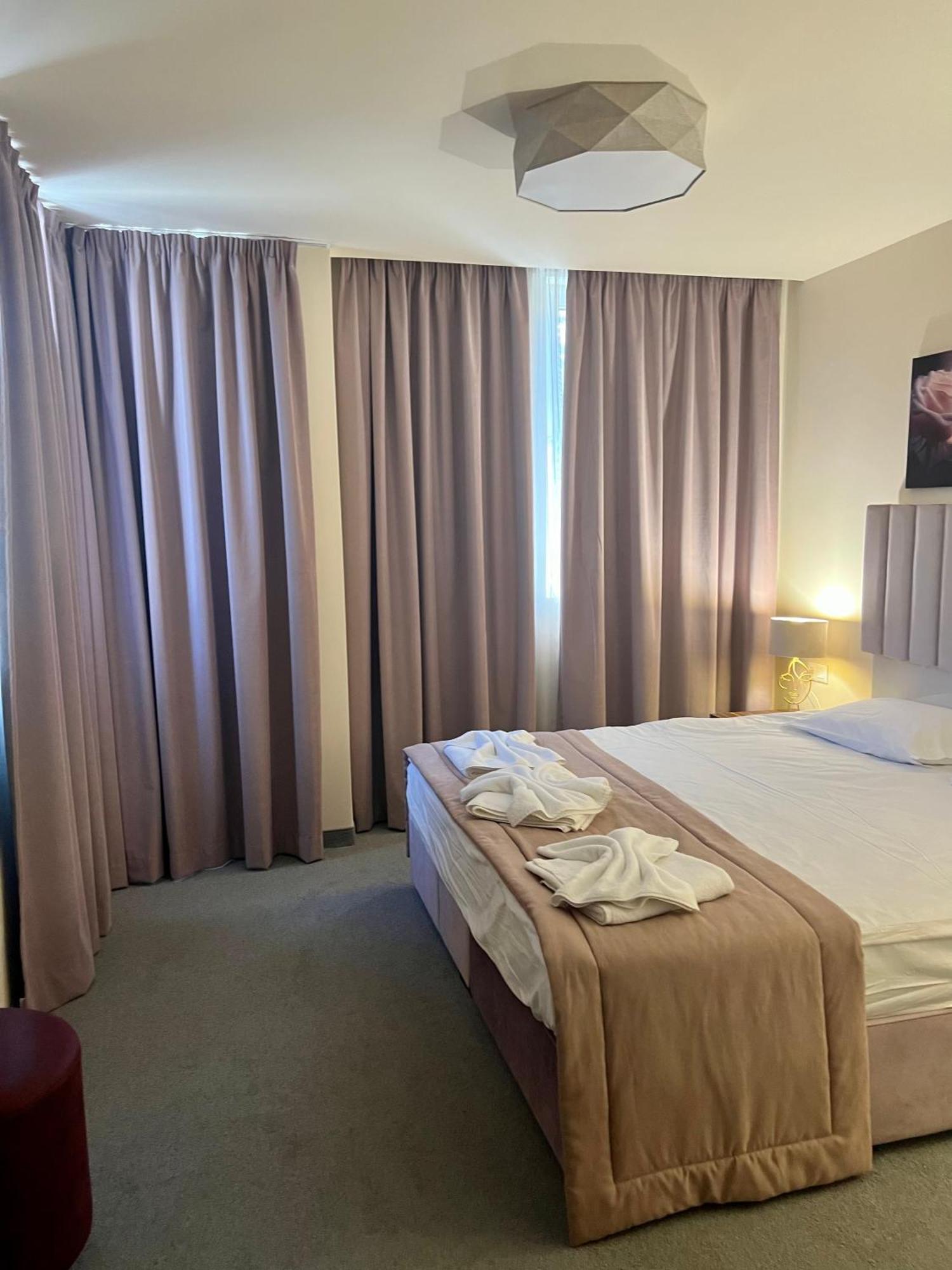 Floral Boutique Hotel Плевна Экстерьер фото